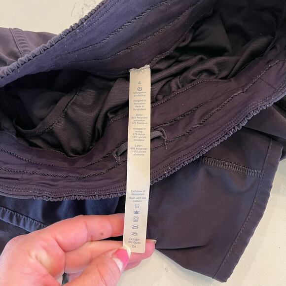 Lululemon Tracker Shorts Size 4 - Picture 4 of 5